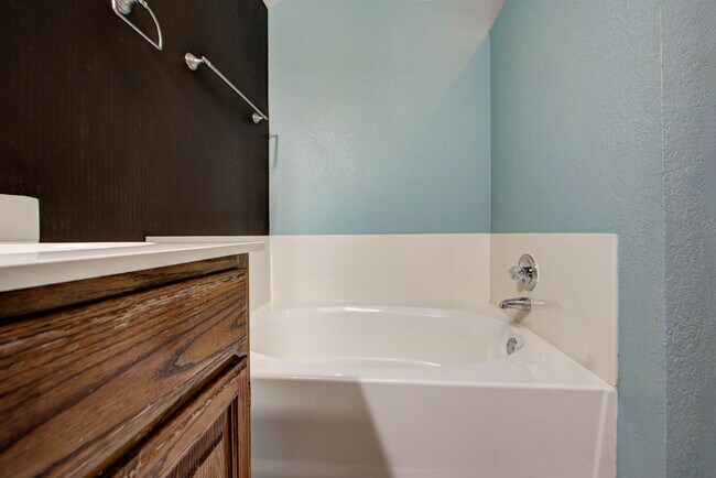Building Photo - 2912 Edinburg Dr