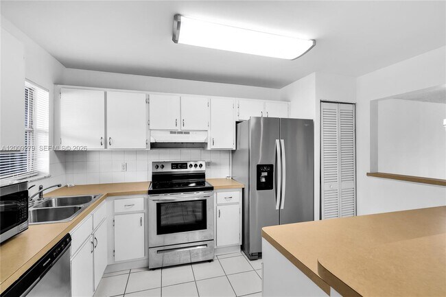 Building Photo - 8513 Old Country Manor