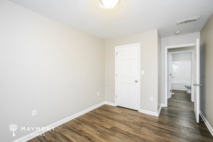 Building Photo - 1226 E 3rd St