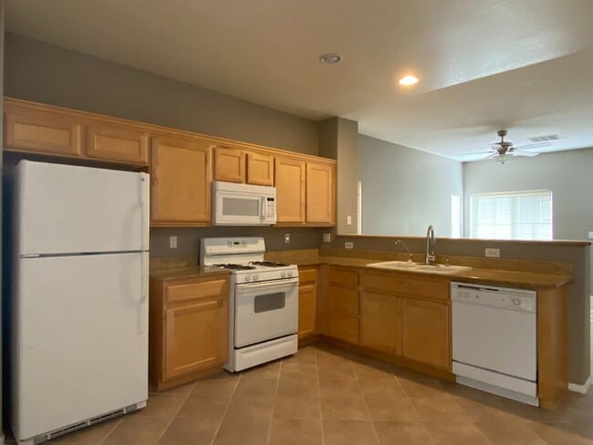 Building Photo - 2 Story 2 brm 2 1/2 bath 1 car garage home