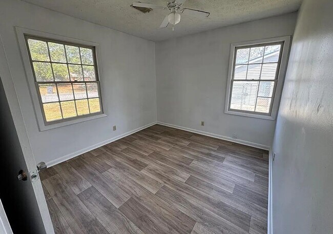 Building Photo - 3 Bed/2 Bath Brick Home- Under Renovations
