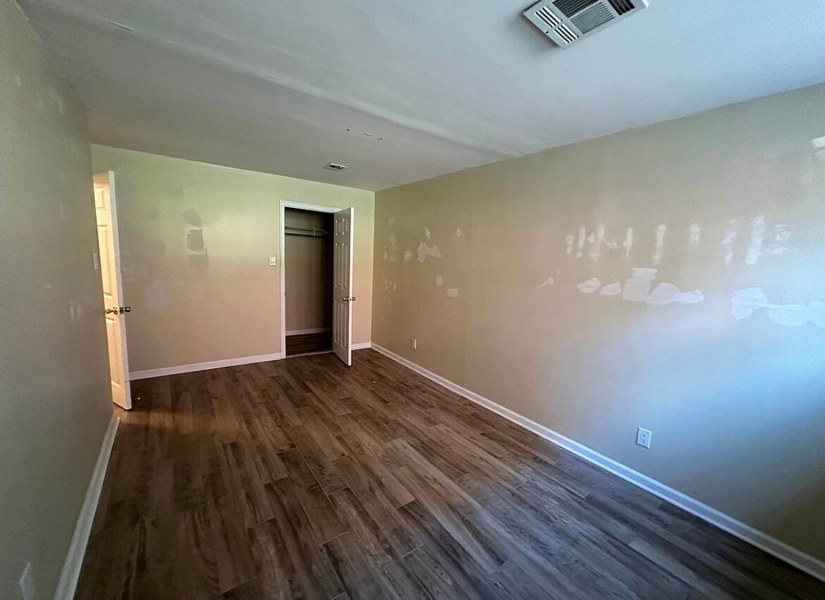 Building Photo - 386B Chauncey St