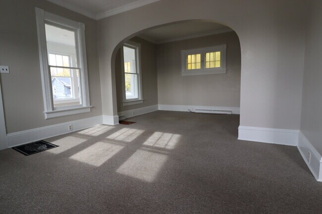 Building Photo - Large Updated 4 Bedroom Single Family Home