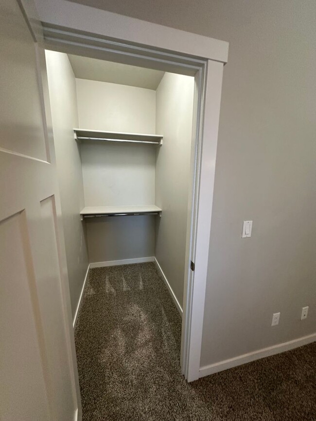 Building Photo - Modern Townhome Near Eagle Greenbelt..3-be...
