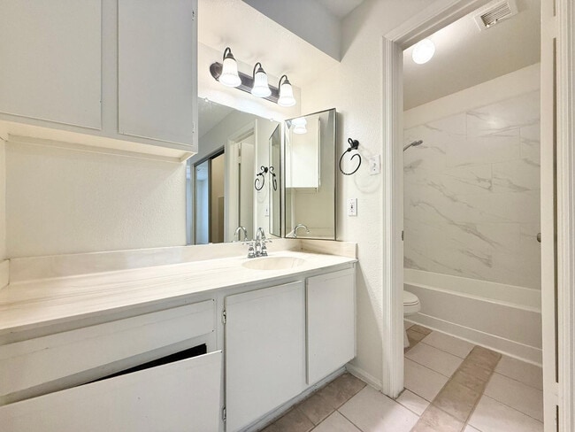 Building Photo - 1717 E Union Hills Dr