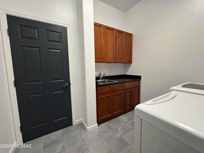 Building Photo - 13743 N High Mountain View Pl