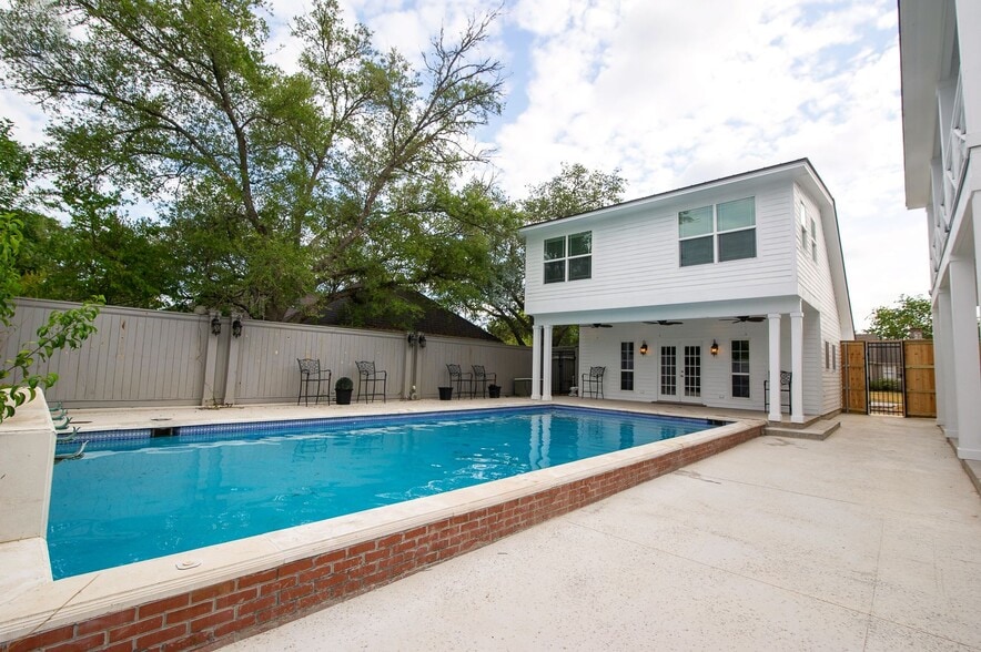 Building Photo - ADORABLE 2/1 APARTMENT CLOSE TO CAMPUS!