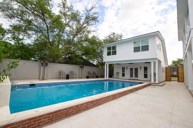 Building Photo - ADORABLE 2/1 APARTMENT CLOSE TO CAMPUS!