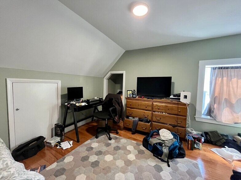 Building Photo - 45 Martin St