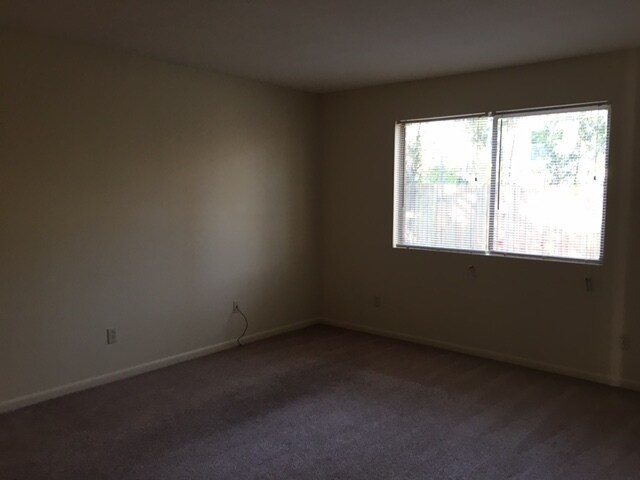 Building Photo - 2 Bedroom Apartment - Close to VSU!