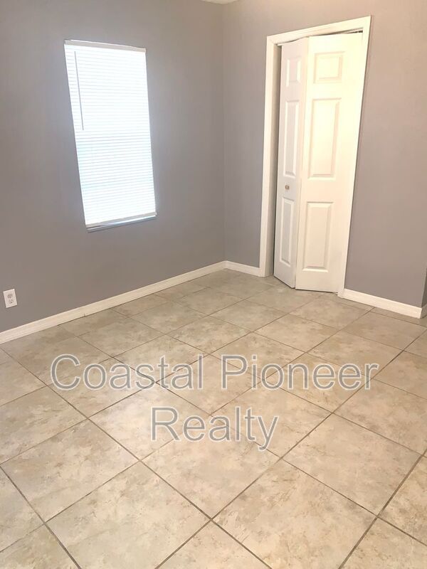 Building Photo - 3015 Deleuil Ave