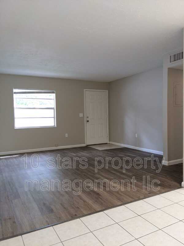 Building Photo - 11705 North Dr
