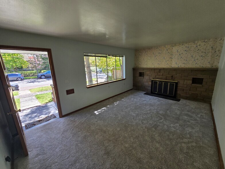 Living Rm fr dr open - 4005 N 24th St