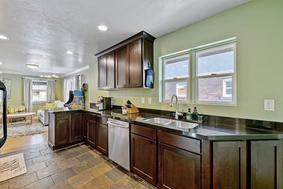 Building Photo - 980 E Bryan Ave