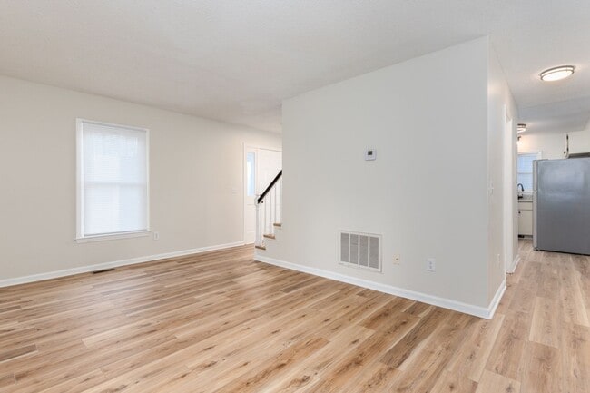 Building Photo - Newly renovated unit close to I-77 and I-20