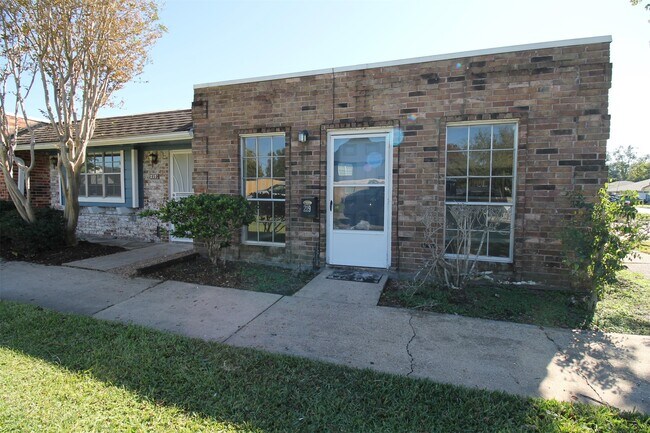 Primary Photo - 219 W F St