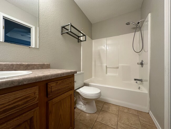 Building Photo - Gorgeously Updated 3 Bed 2 Bath 2 Car Garage