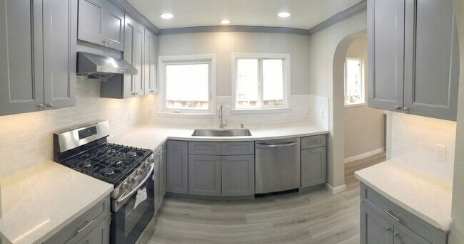 Building Photo - Freshly Remodeled 4-Bedroom House w/ Private Yard in Oakland