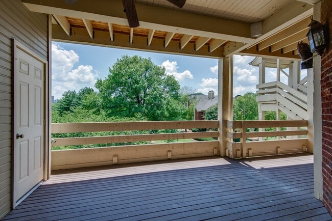 Building Photo - Beautiful Two Bedroom Green Hills Condo Wi...