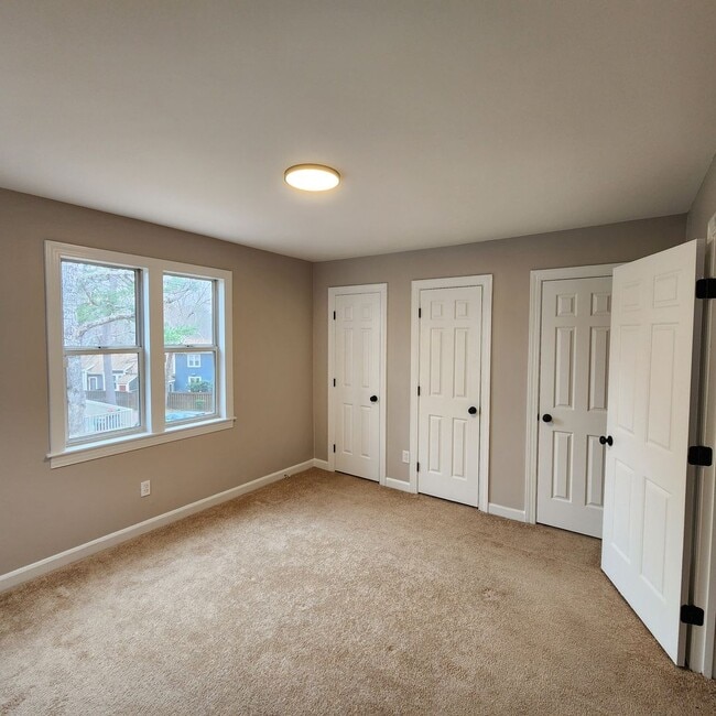 Building Photo - Beautiful End unit Townhome for rent