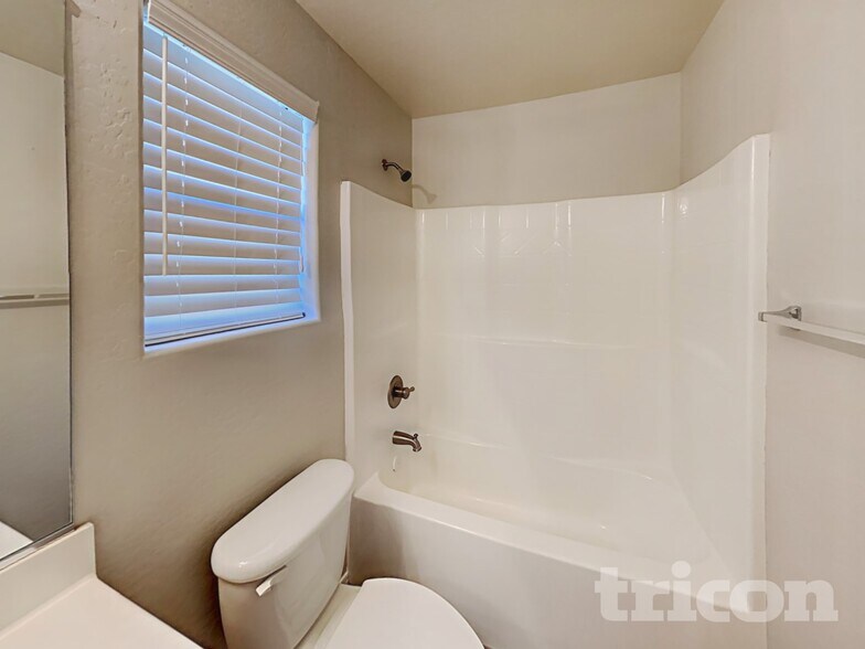 Building Photo - 41180 W Bravo Dr