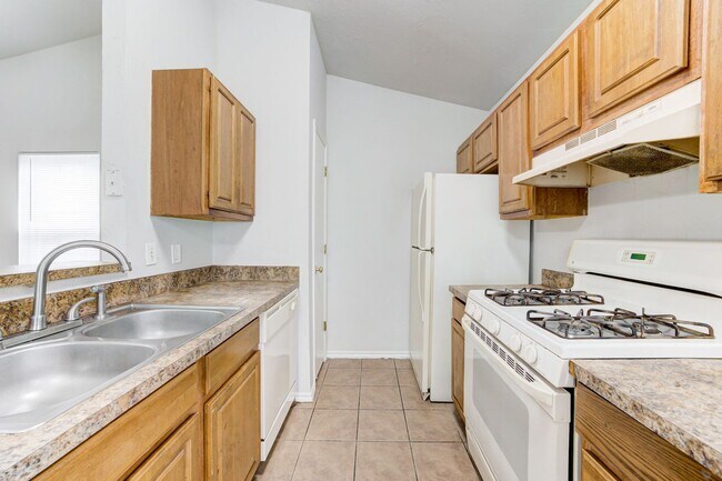 Building Photo - Cute 3BD/2BTH Duplex in Central East Norman!