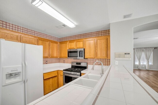 Building Photo - HENDERSON, GATED COMMUNITY, IMMACULATE ONE...