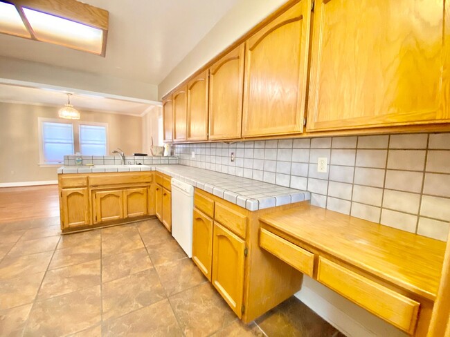 Building Photo - Adorable Home in Mid-town Sacramento!