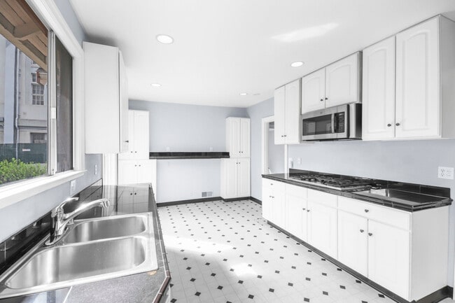 Building Photo - 733 Grosvenor Pl