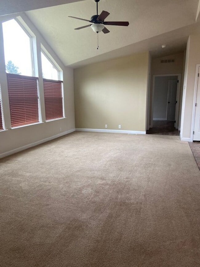 Building Photo - Hellgate Elementary School Area - 3 Bed, 2 Bath, Garage and a Fenced Yard