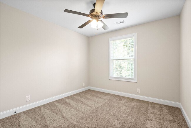 Building Photo - Pet Friendly Three Bedroom!