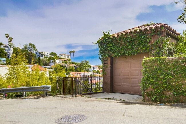 Building Photo - 2066 Glencoe Way