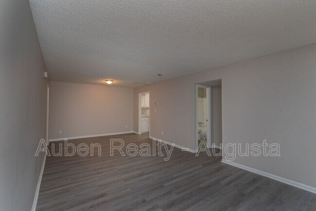 Building Photo - 1546 Hamilton Dr