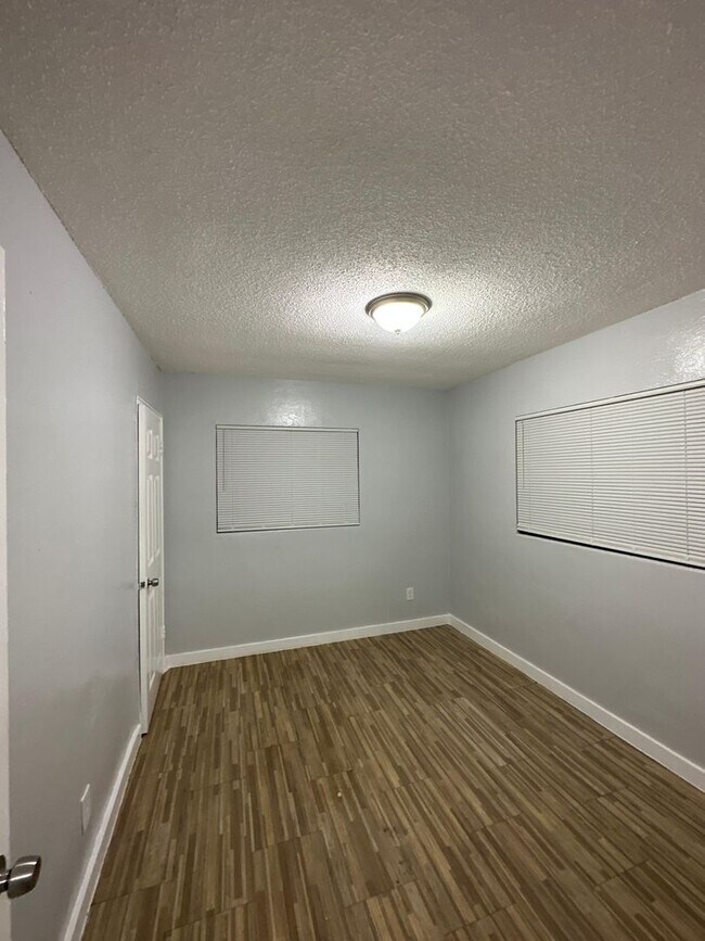 Building Photo - 2845/2847 W 6th St.