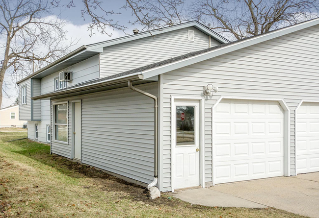 Building Photo - Spacious 3 Bedroom Garden Level Duplex