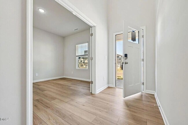 Building Photo - 744 Red River Dr
