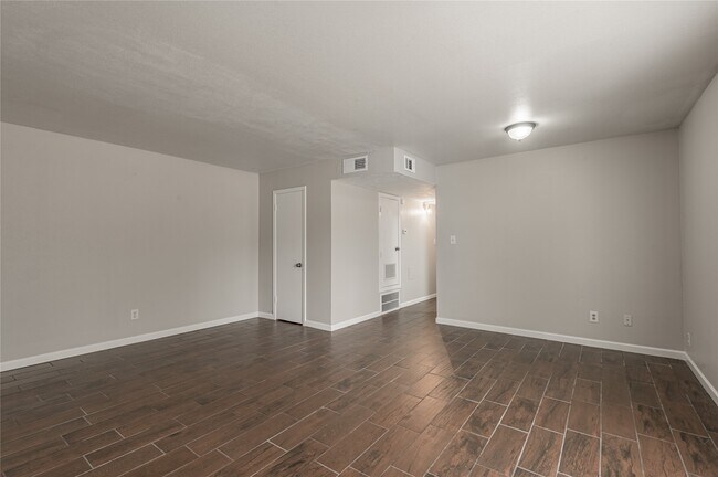 Building Photo - 818 University Ave