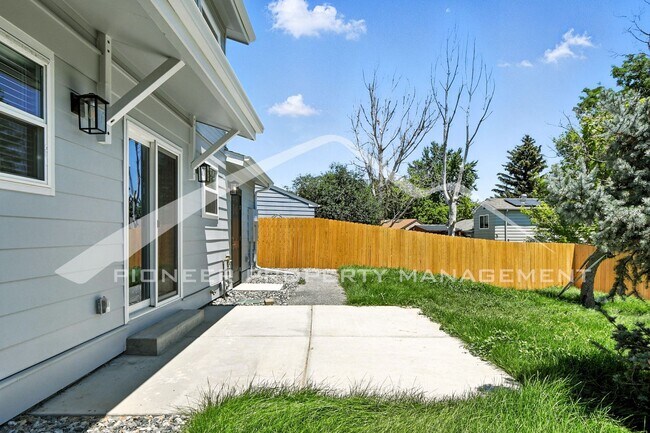Building Photo - Spacious Home with Washer/Dryer and Centra...