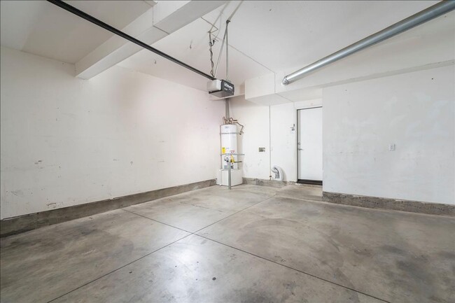Building Photo - SHARP! 2 Master Suites Townhome in the hea...