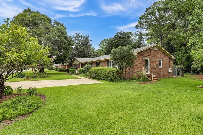 Building Photo - 700 Clyde Dr
