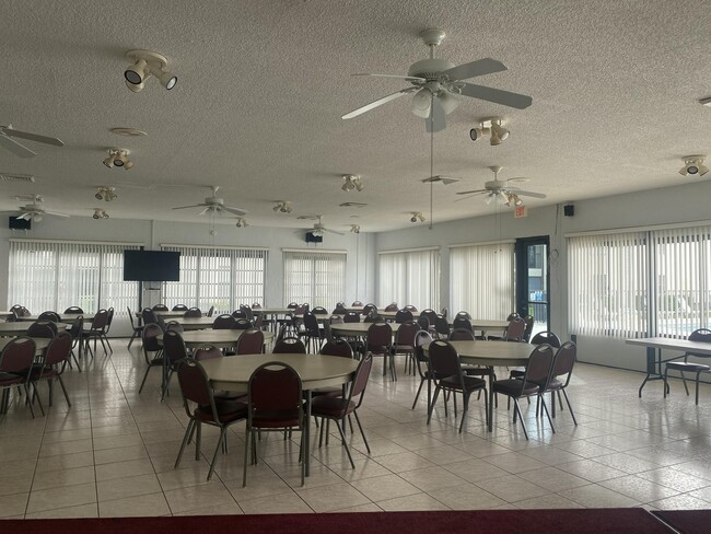 Building Photo - 7149 Golf Colony Ct