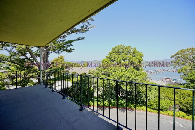 Building Photo - Top Floor Corner Unit with Mountain and Ba...