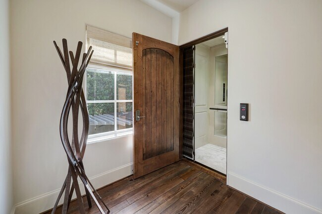 Building Photo - 5610 Lynbrook Dr