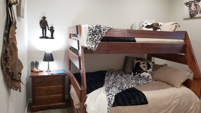 Building Photo - Gorgeous location, spectacular amenities, 3 bedroom furnished home for rent.