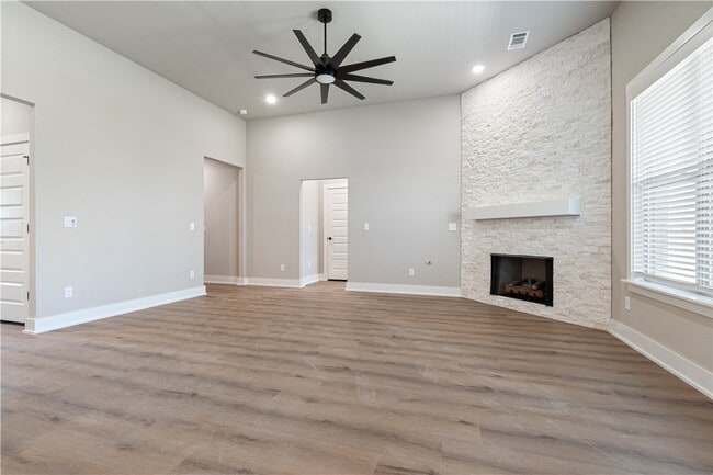 Building Photo - 7006 SW Orange Ave