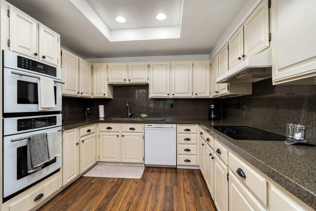 Building Photo - 910 Island Dr