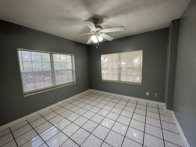 Building Photo - Old Town duplex right by Leon High!!!