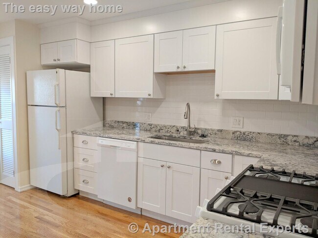 Building Photo - Nicely Updated Top Floor Two Bed Near Davi...