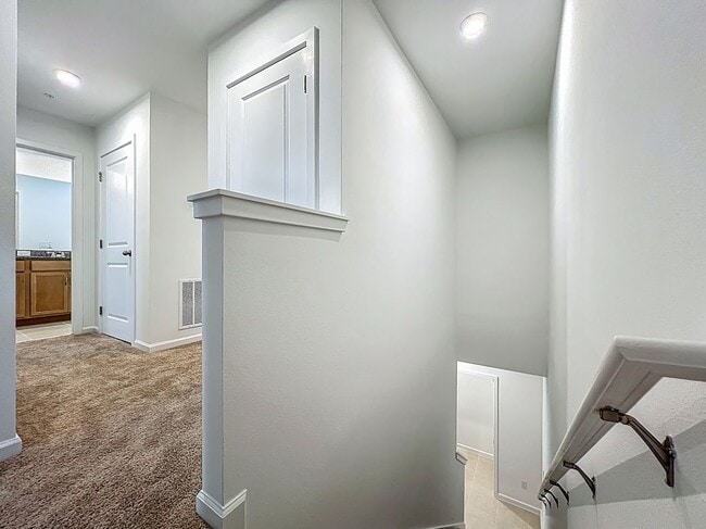 Building Photo - 9824 Walkway Dr