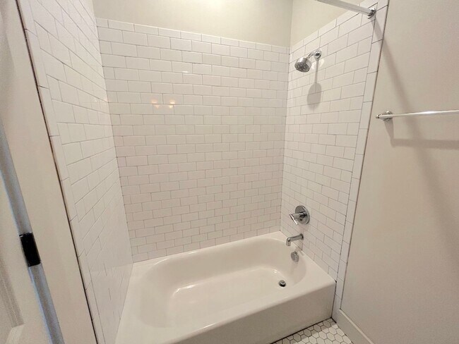 Building Photo - 2 BEDROOM | 2.5 BATH | BALCONY